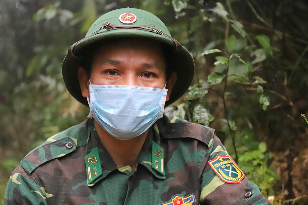Trung tá Hoàng Xuân Kỳ trên chốt. Ảnh: Đức Hùng.