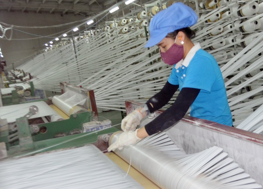 Lao động làm việc tại Phân xưởng dệt sợi- Công ty TNHH Vina new Tarps Việt Nam (KCN Cái Lân, TP Hạ Long).