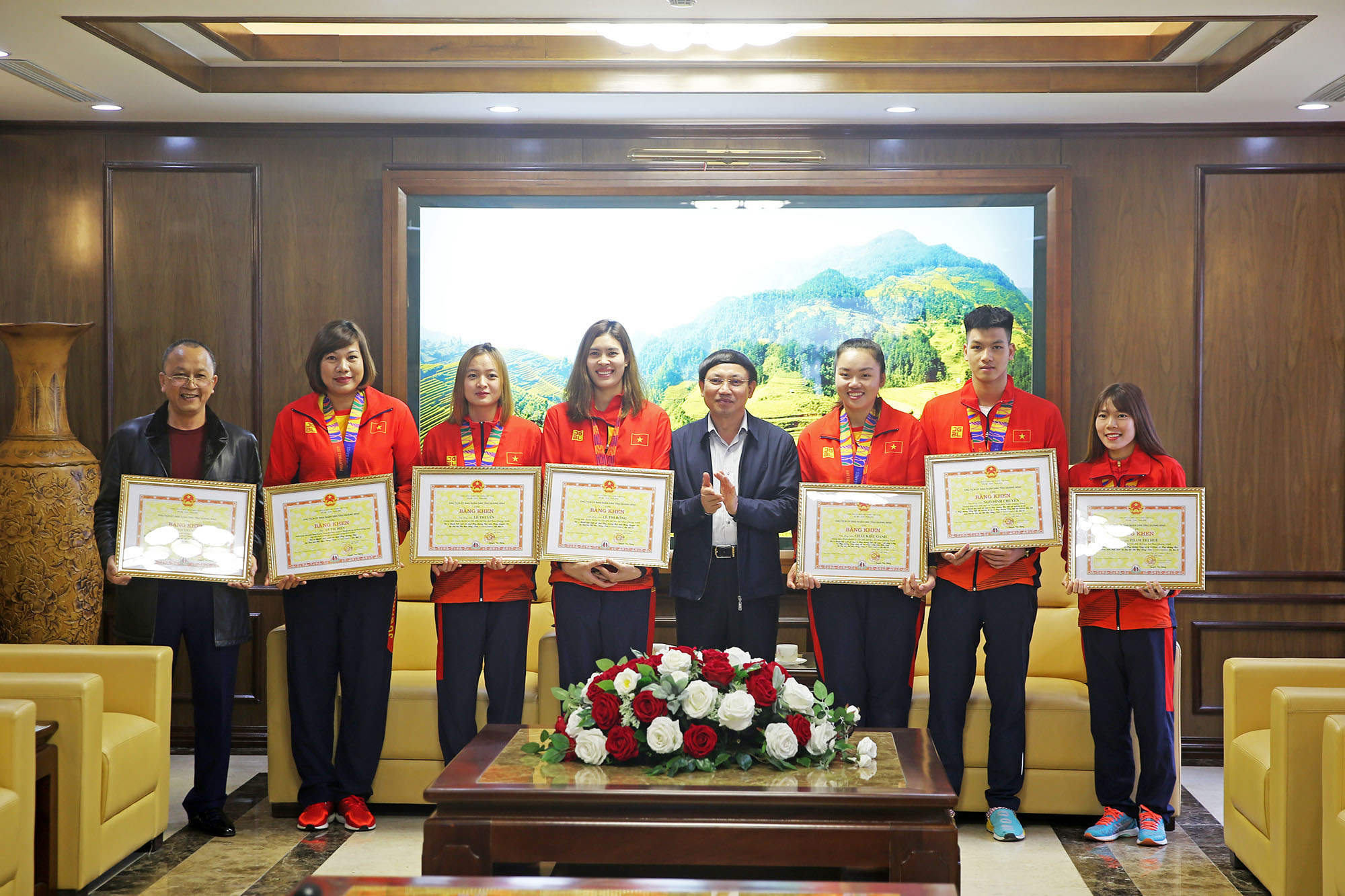 Bí thư Tỉnh ủy Nguyễn Xuân Ký trao Bằng khen của tỉnh cho các VĐV VĐV có đóng góp cho Đoàn thể thao Việt Nam tại kỳ Đại hội thể thao Đông Nam Á (SEA Games) lần thứ 30