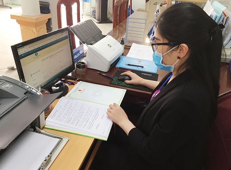 Công chức tư pháp - hộ tịch phường Mạo Khê (TX Đông Triều) tiếp nhận hồ sơ trực tuyến và đăng ký khai sinh cho trẻ em.