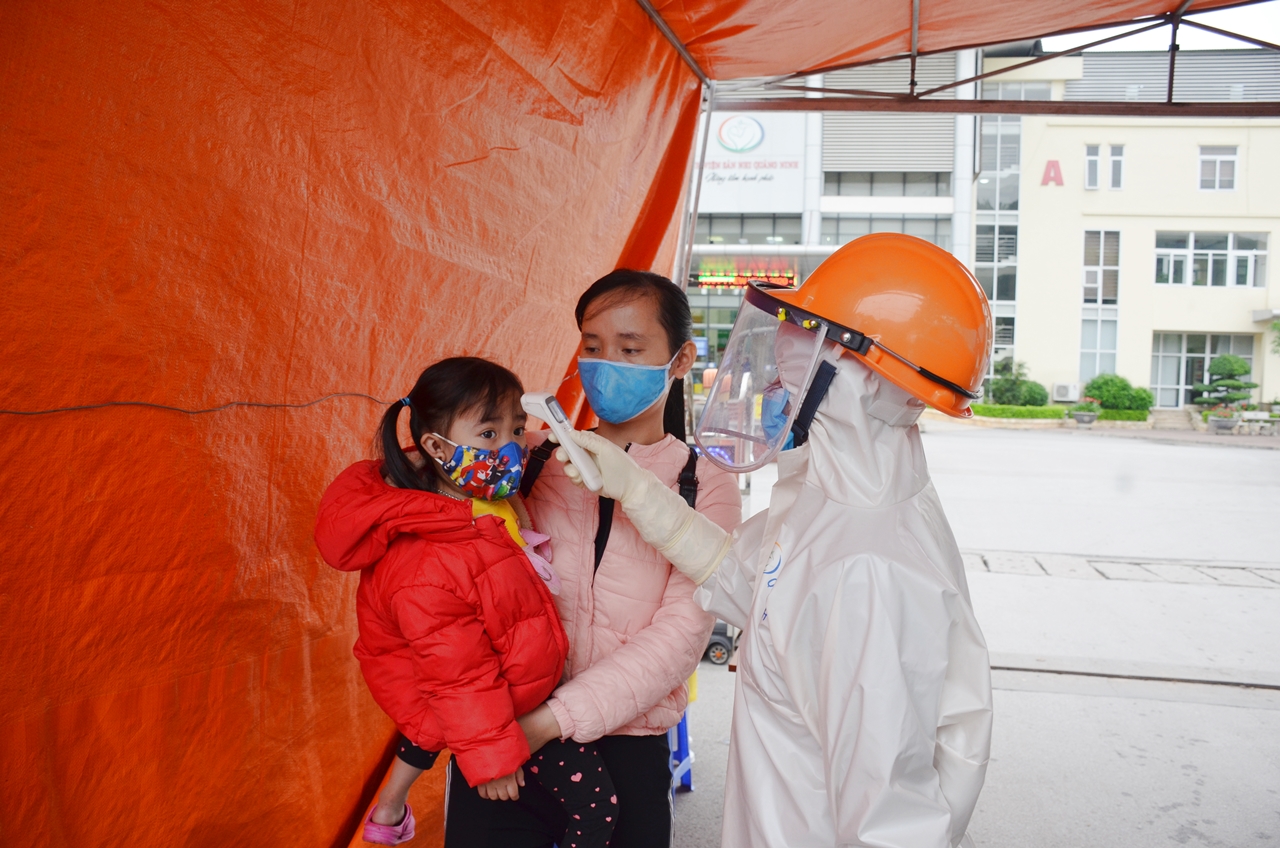 Đo thân nhiệt sàng lọc sức khỏe ngay tại cổng Bệnh viện Sản Nhi Quảng Ninh.