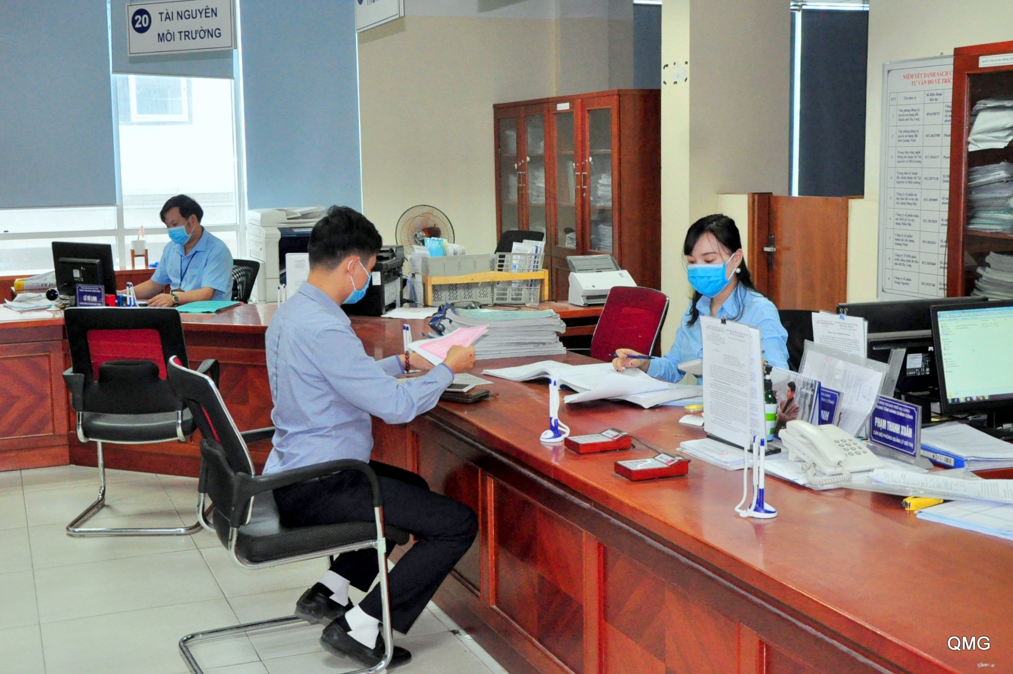 Người dân đến giải quyết TTHC giao dịch đảm bảo trực tiếp tại trụ sở Trung tâm Hành chính công TP Hạ Long phải tuân thủ các yêu cầu phòng chống dịch bắt buộc.