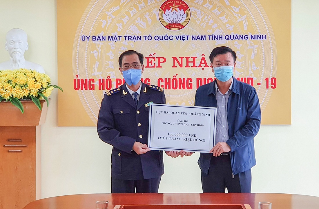 Lãnh đạo MTTQ tỉnh tiếp nhận ủng hộ của Cục Hải quan Quảng Ninh.