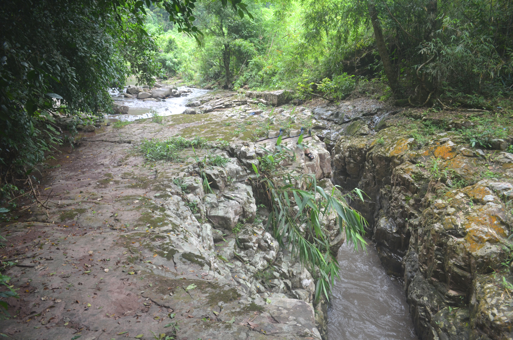 Xung quanh thác có nhiều phiến đá rộng, thích hợp làm điểm dựng chân các đoàn khách phượt