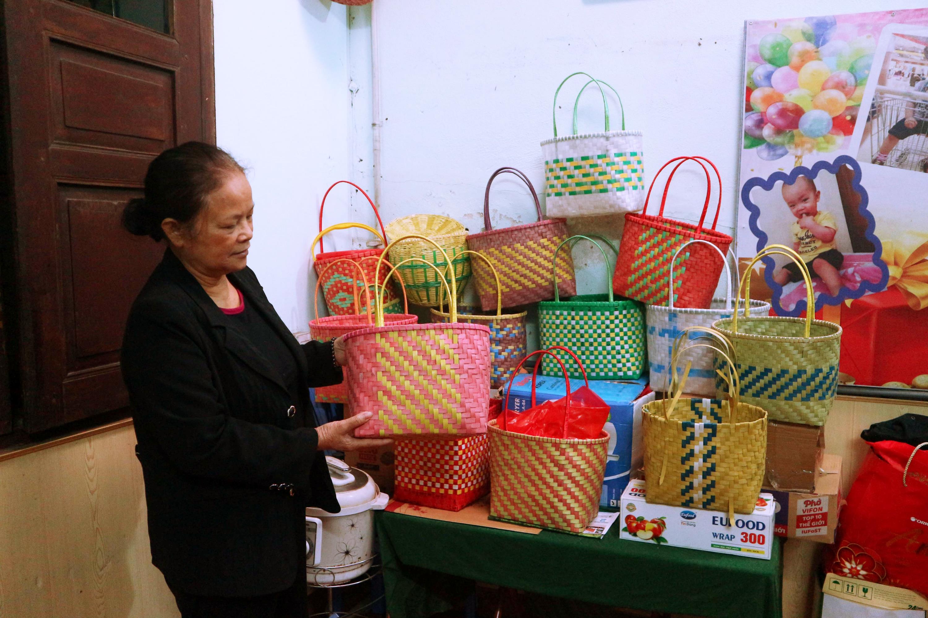 Bà Duyên giới thiệu các sản phẩm làn đi chợ được làm từ những dây buộc vật liệu