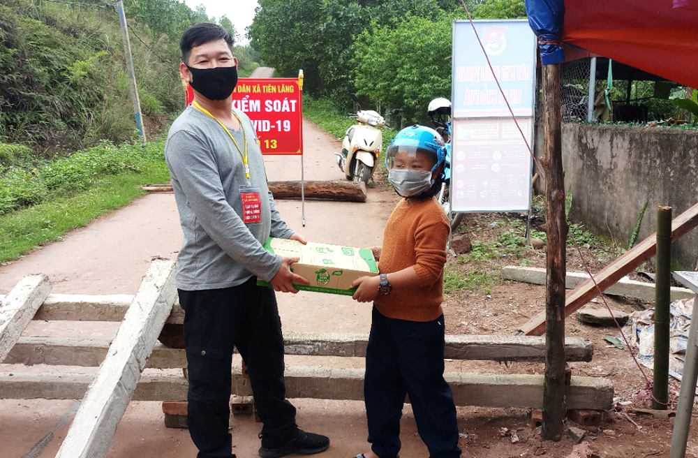 Cháu Tô Minh Quân, tặng sữa mua từ tiền tiết kiệm của mình cho điểm chốt xã Tiên Lãng, huyện Tiên Yên.
