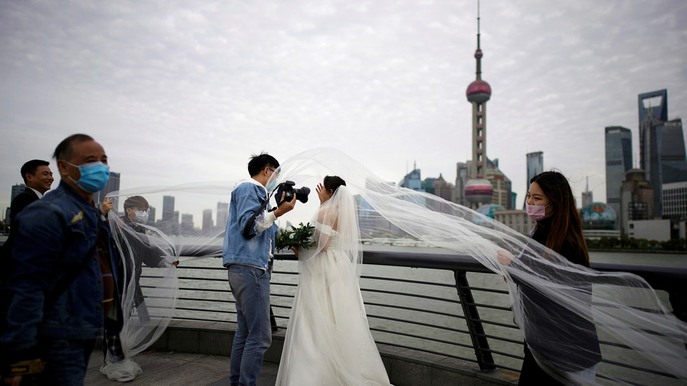 Lệnh phong tỏa vì COVID-19 tại Vũ Hán (Trung Quốc) làm gián đoạn quá trình về chung một nhà của các cặp yêu nhau. Ảnh: Reuters