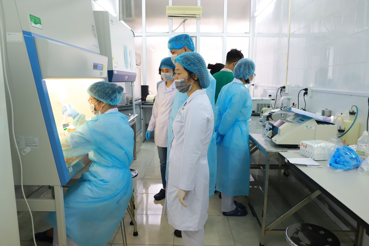Cán bộ xét nghiệm CDC Quảng Ninh chuyển giao kỹ thuật xét nghiệm SARS-CoV-2 cho một số bệnh viện trong tỉnh. Ảnh: Mạnh Hùng (CDC Quảng Ninh).