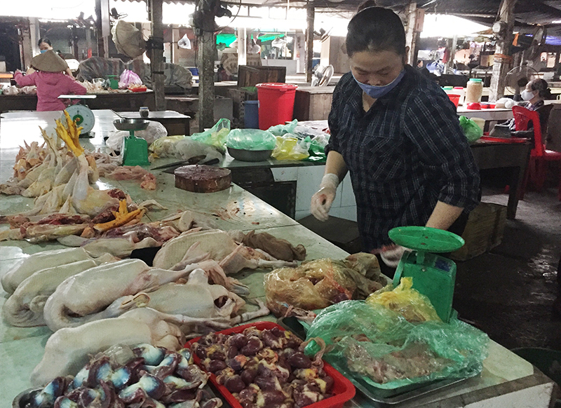 Hàng hóa nhu yếu phẩm tại chợ Mạo Khê (TX Đông Triều) luôn dồi dào.