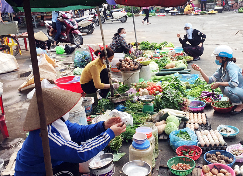 Rau, củ quả bán tại nhà văn hóa khu Vĩnh Tuy 2, phường Mạo Khê (TX Đông Triều) đáp ứng đủ phục vụ nhân dân.