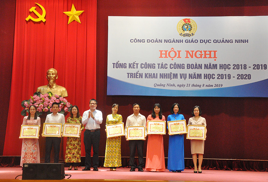 Các tập thể, cá nhân có thành tích xuất sắc được Công đoàn ngành Giáo dục Việt Nam tặng bằng khen.