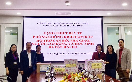 Công đoàn ngành Giáo dục Quảng Ninh hỗ trợ khẩu trang, nước rửa tay sát khuẩn cho ngành Giáo dục huyện Hải Hà