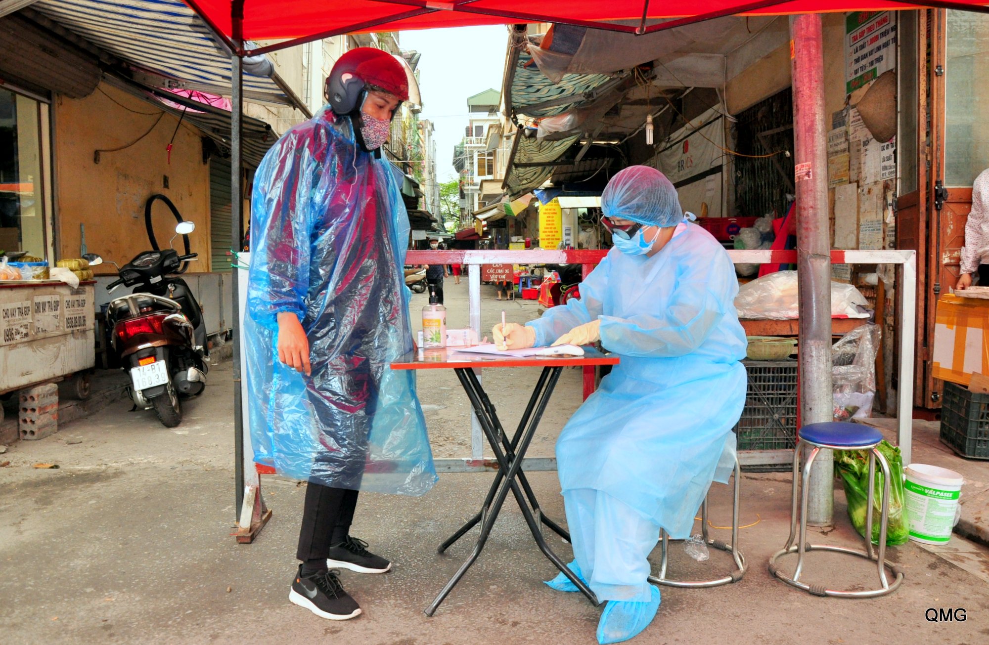 Kiểm soát y tế được thực hiện chặt chẽ tại Chợ cột 3 (phường Hồng Hải, TP Hạ Long). Ảnh: Minh Hà.