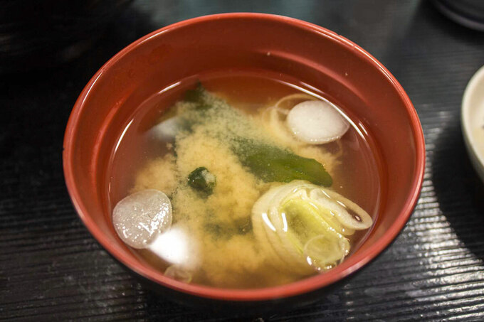 Nếu đến Nhật Bản, hãy thử món súp miso truyền thống của đất nước này. Nó thường chứa rong biển, đậu phụ và một số thành phần khác tùy thuộc công thức nấu ăn theo vùng và theo mùa. Ảnh: Time Travel Turtle.
