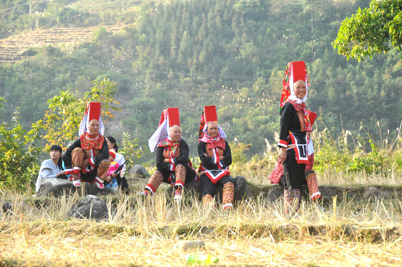 Làng, bản văn hoá - Một công hai lợi ích