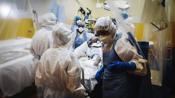 Các nhân viên y tế tại một bệnh viện ở Paris ngày 9-4-2020 đang điều trị cho một bệnh nhân COVID-19 - Ảnh: AFP