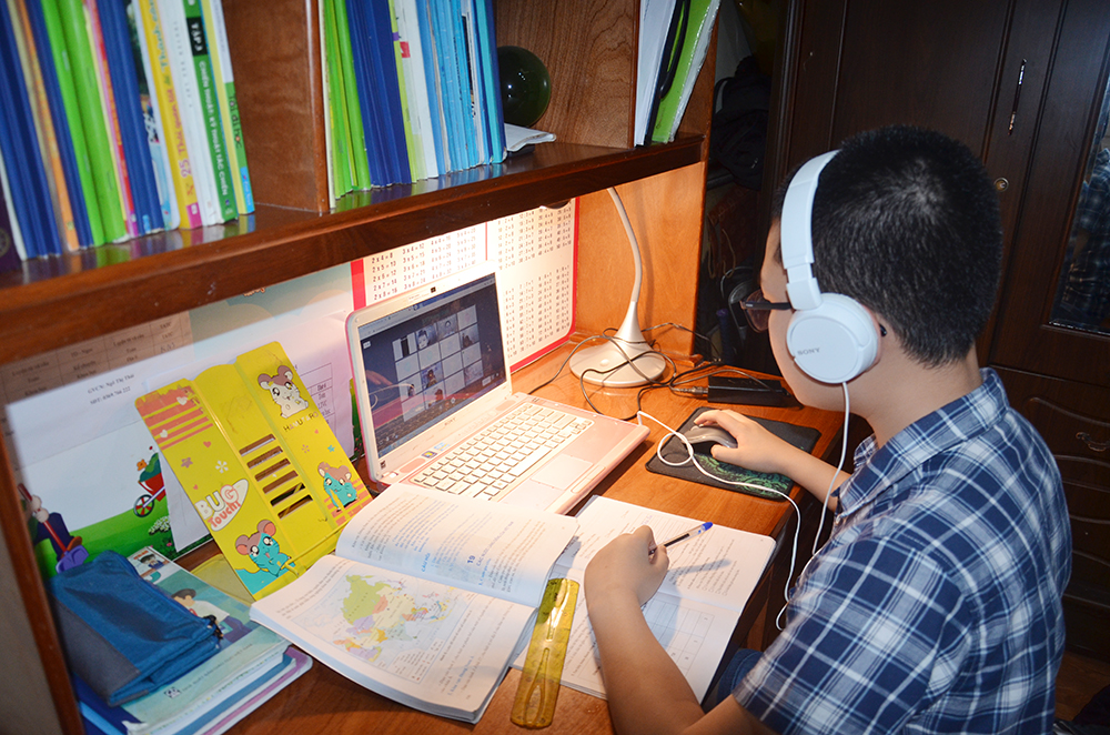 Em Nguyễn Nguyên Anh, lớp 5A5, Trường Tiểu học Hạ Long ngồi học trực tuyến.
