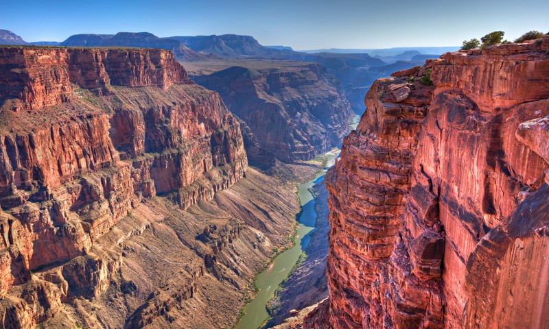 Grand Canyon (Mỹ): Dài 446 km, rộng đến 24km và sâu 1.600m, Grand Canyon là một khe núi hùng vĩ với những lớp trầm tích được tạo thành từ 2 tỷ năm trước. Bạn có thể ngắm hẻm núi qua các ứng dụng như Google Street View Trek, Google Earth, AirPano cho hình ảnh 360 độ với độ phân giải cao.