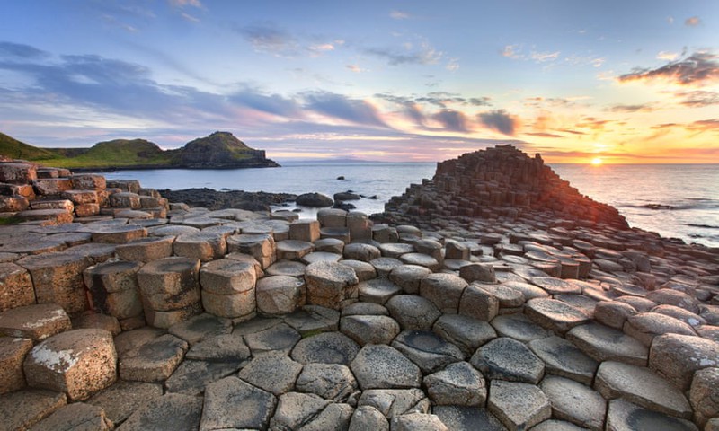 Giant Causeway (Bắc Ireland): Phần bờ biển Đại Tây Dương ở Bắc Ireland được tạo thành từ hơn 40.000 viên đá bazan hình khối (chủ yếu là hình lục giác). Các nhà khoa học cho rằng, các viên đá này được tạo thành khi dung nham chảy ra biển từ 50 đến 60 triệu năm trước.