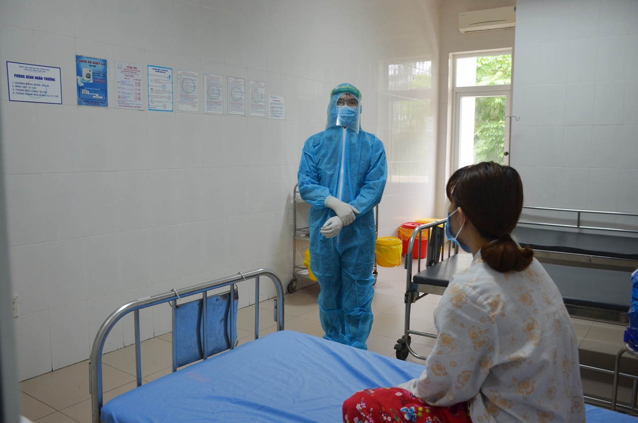 Bác sĩ Minh Cường, Phó Giám đốc Bệnh viện ỏi tình hình sức khỏe của thai phụ từ đang cách ly tại Bệnh viện Sản Nhi.