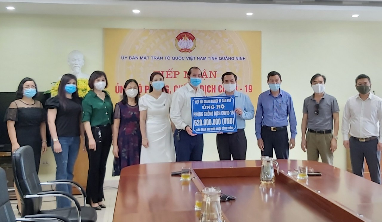 Hiệp hội doanh nghiệp Cẩm Phả trao hỗ trợ cho Ủy ban MTTQ Việt Nam tỉnh Quảng Ninh.