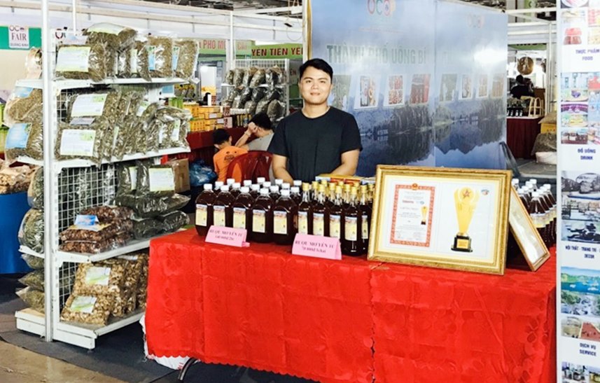 Sản phẩm rượu mơ Yên Tử của Cơ sở sản xuất Quang Vinh xã Thượng Yên Công (TP Uông Bí) được bày bán tại Hội chợ OCOP Quảng Ninh- Xuân 2020.