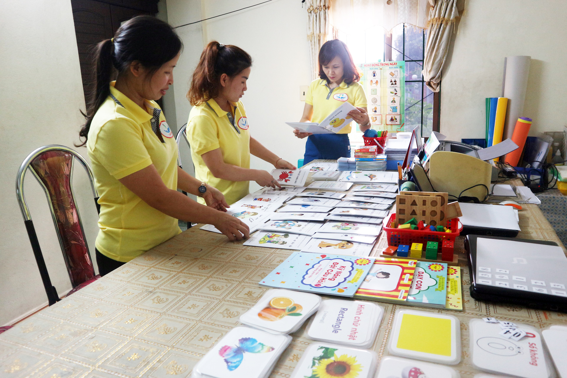Chuẩn bị tư liệu học tập tại Trung tâm Hỗ trợ giáo dục hòa nhập trẻ khuyết tật Tâm An (phường Nam Khê, TP Uông Bí)