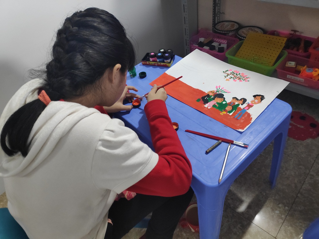 Một trẻ tự kỷ trong giờ học vẽ tranh tại Trung tâm Nghiên cứu tham vấn và hỗ trợ tâm lý Hải Hà (TP Hạ Long).