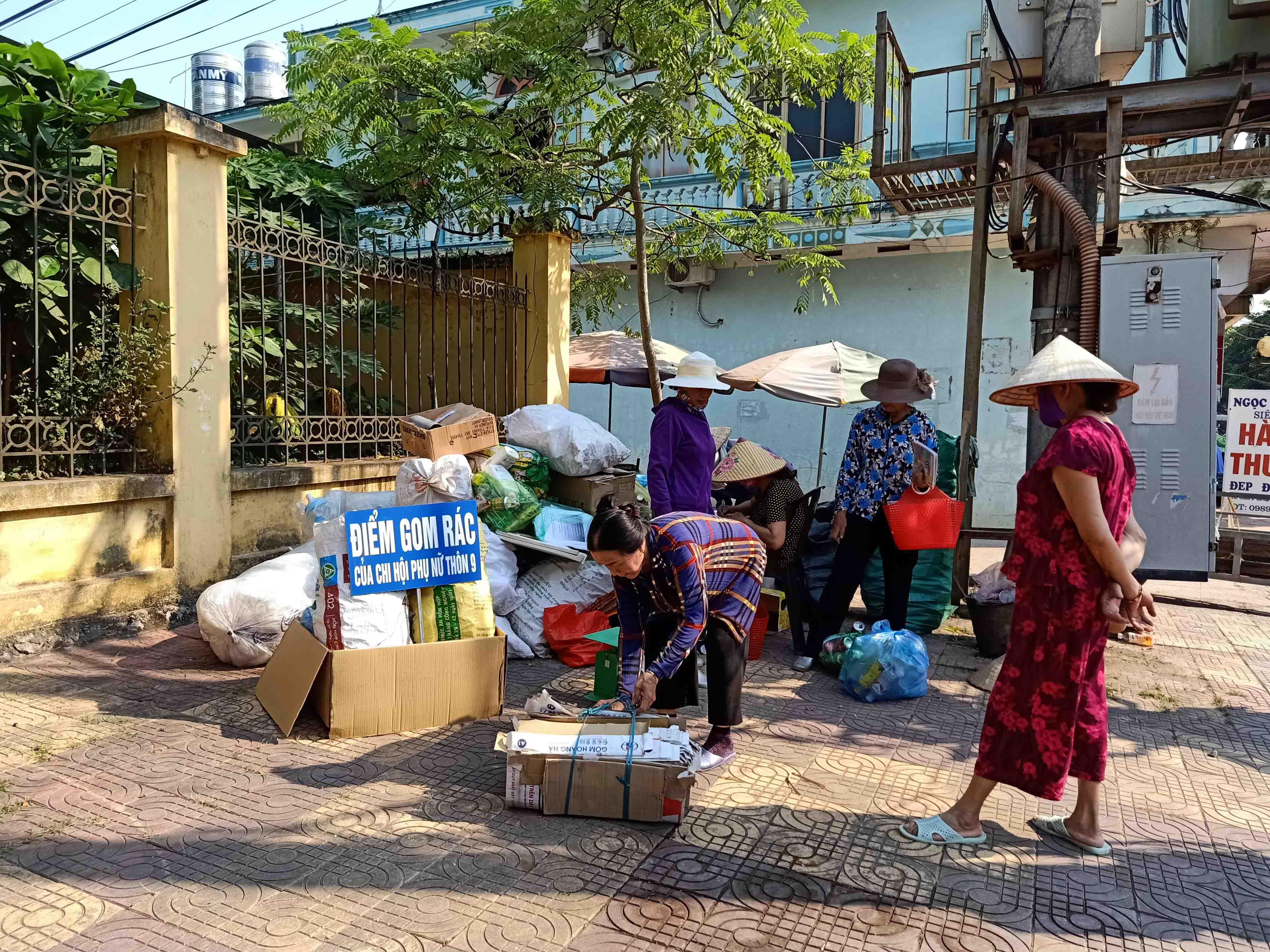 Hội viên phụ nữ thôn 9, xã Hạ Long (huyện Vân Đồn) tham gia thu gom và phân loại rác thải