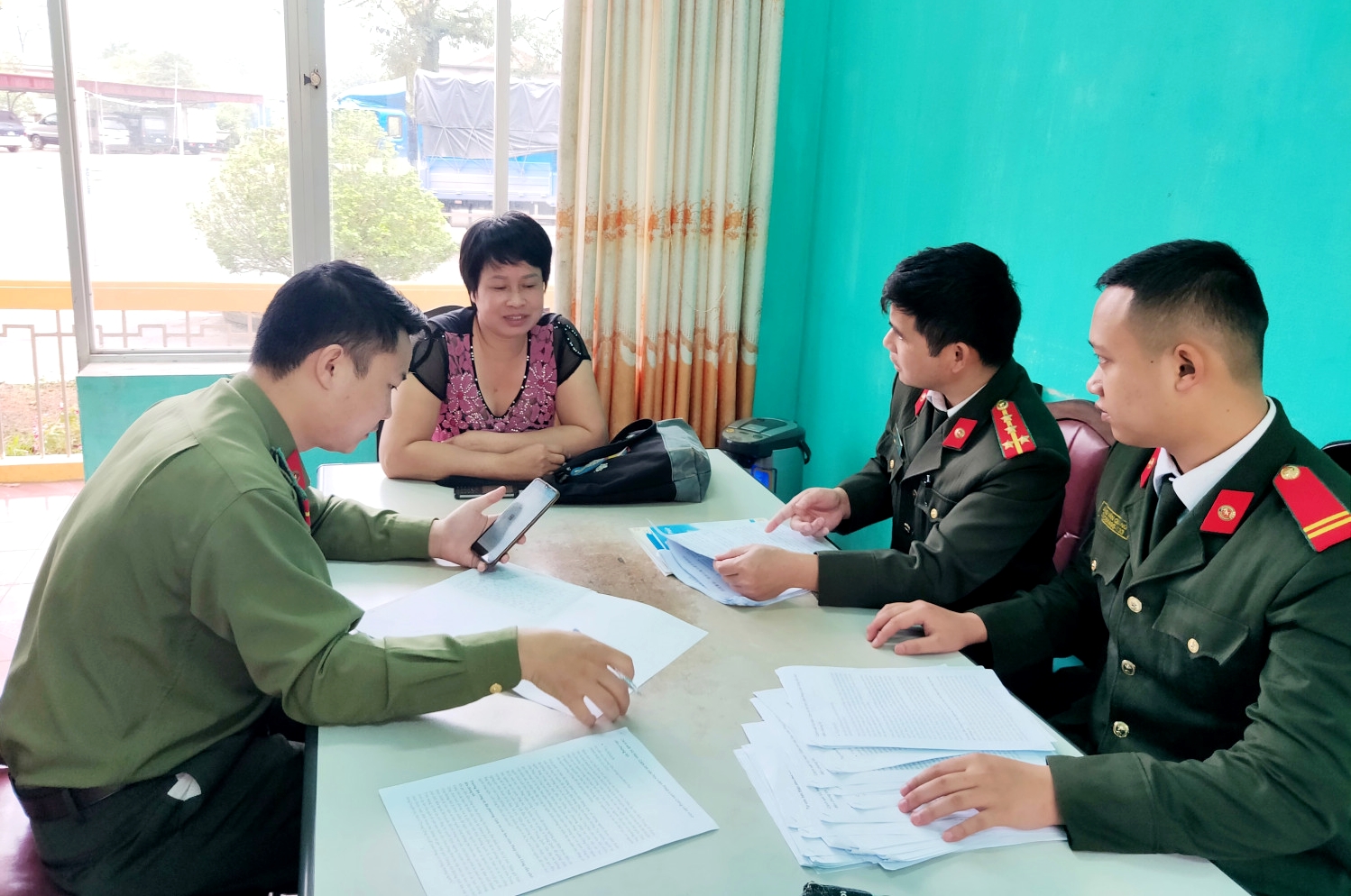 Lực lượng an ninh Công an huyện Ba Chẽ làm việc với đối tượng truyền đạo trái phép Hà Thị Sim ngày 17/3.