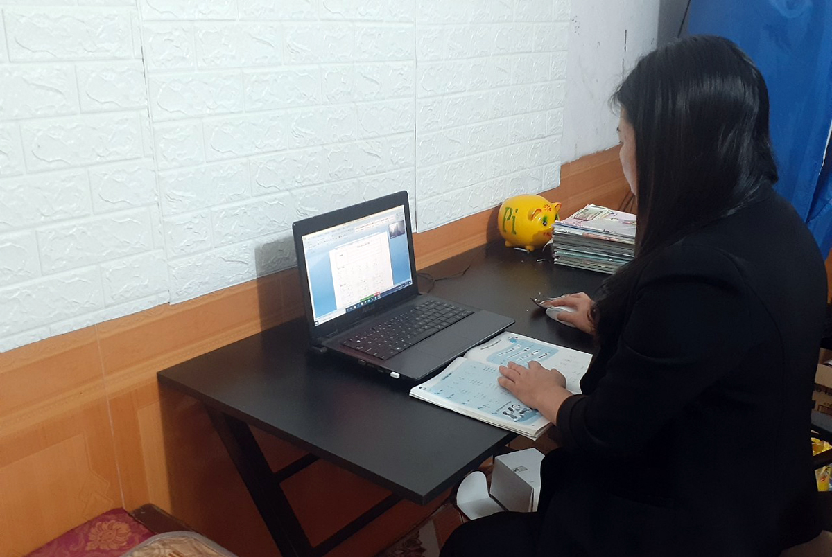 Chị Trần Thị Hoài, giáo viên Trường Tiểu học Đồn Đạc (Ba Chẽ) thực hiện soạn bài, giao bài tập cho học sinh qua mạng.