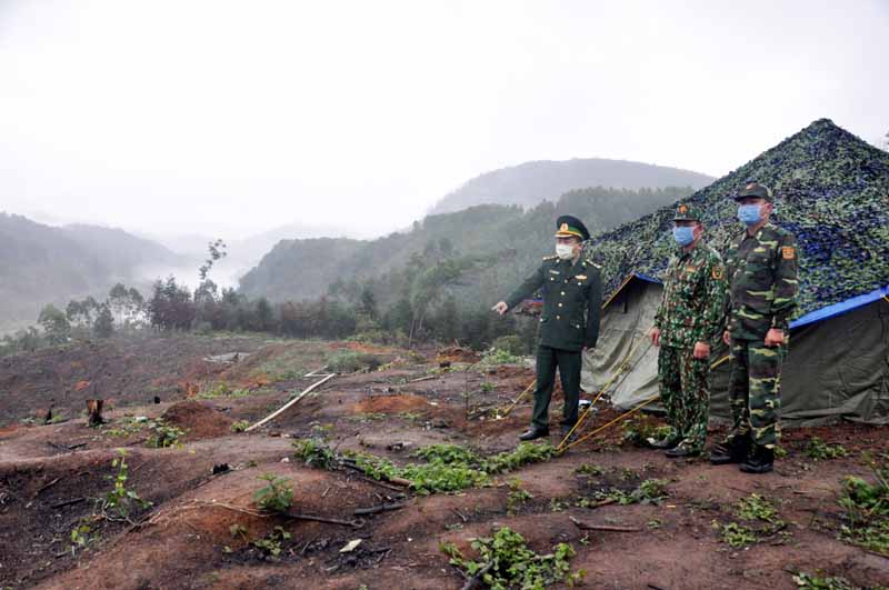 Những chiến sĩ biên phòng không quản ngại ngày đêm, mưa nắng, gió rét luôn căng mắt, tập trung ý chí, tinh thần cảnh giác ở các chốt biên giới, quyết tâm ngăn chặn không để nguồn lây xâm nhiễm từ ngoài biên giới vào nội địa.