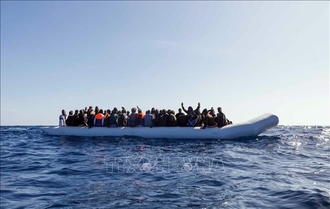 Người di cư chờ được giải cứu ngoài khơi Libya ngày 9/2/2020. Ảnh minh họa: AFP/TTXVN