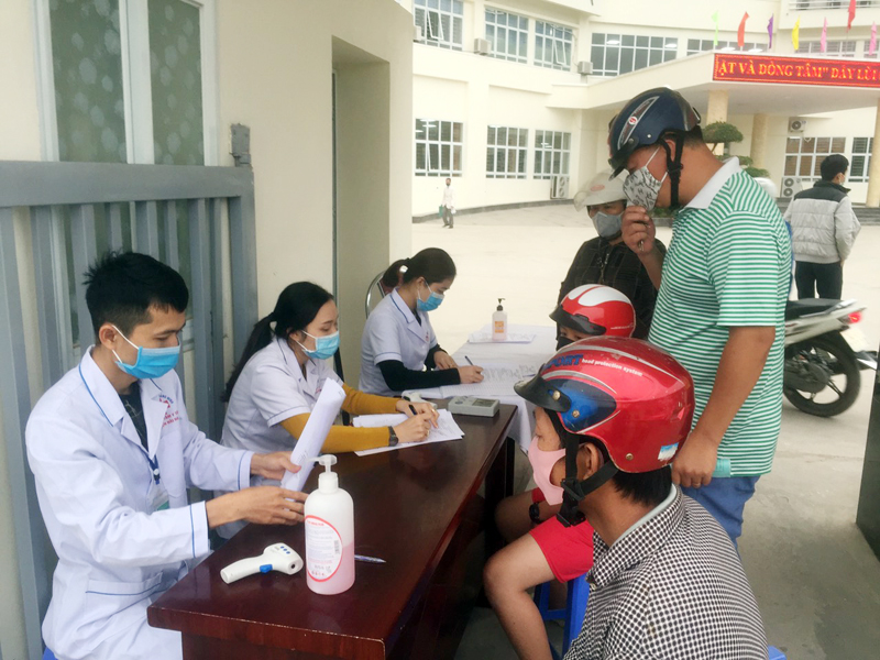 Toàn bộ người ra, vào Trung tâm Y tế huyện Hải Hà đều được khám sàng lọc sức khỏe và khai báo y tế.