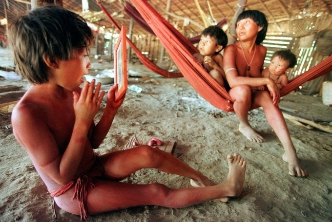 Yanomami, tộc người được biết đến với truyền thống vẽ mặt và xỏ khuyên phức tạp, có khoảng 22.000 cư dân, bị cô lập phần lớn với thế giới cho đến giữa thế kỷ 20. Bộ tộc này từng bị tấn công bởi những dịch bệnh từ người ngoài như sởi và sốt rét trong những năm 1970. Ảnh: AFP.