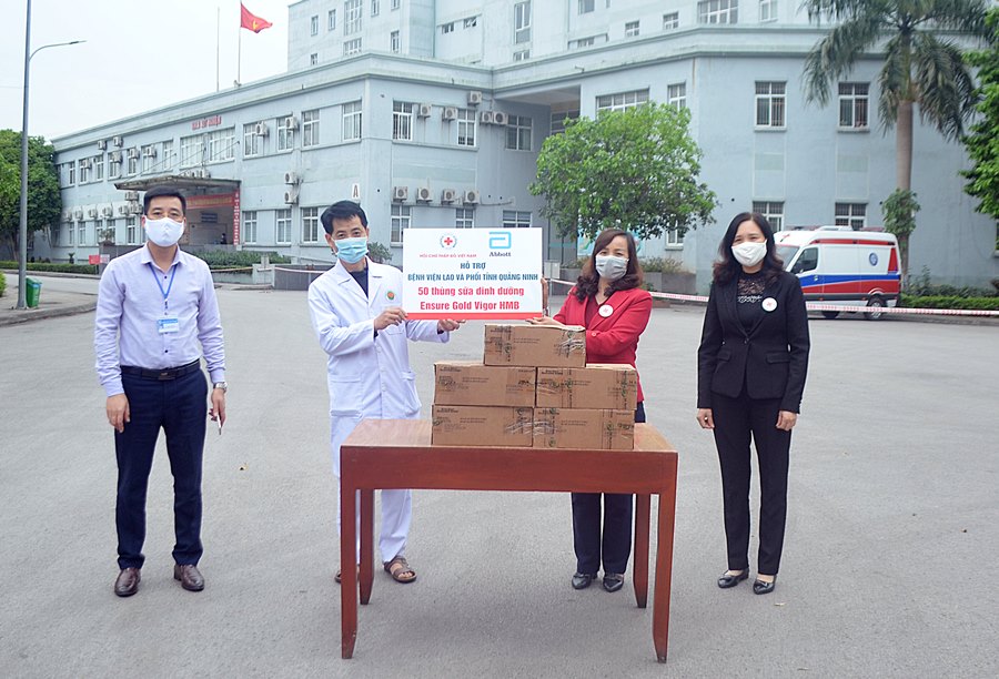 Lãnh đạo Hội Chữ thập đỏ tỉnh trao 50 thùng sữa Ensure Gold Vigor 237ml cho lãnh đạo Bệnh viện Lao và Phổi Quảng Ninh.
