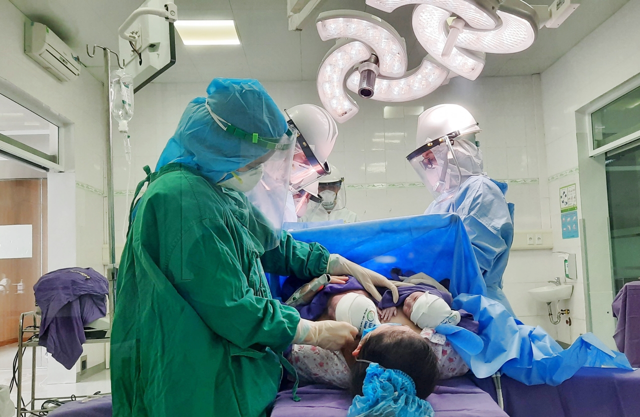Trường hợp sản phụ trở về từ Hà Nội đã được phẫu thuật sinh con tại phòng mổ cách ly phòng dịch và được cách ly 14 ngày theo quy định tại Bệnh viện Sản Nhi Quảng Ninh.