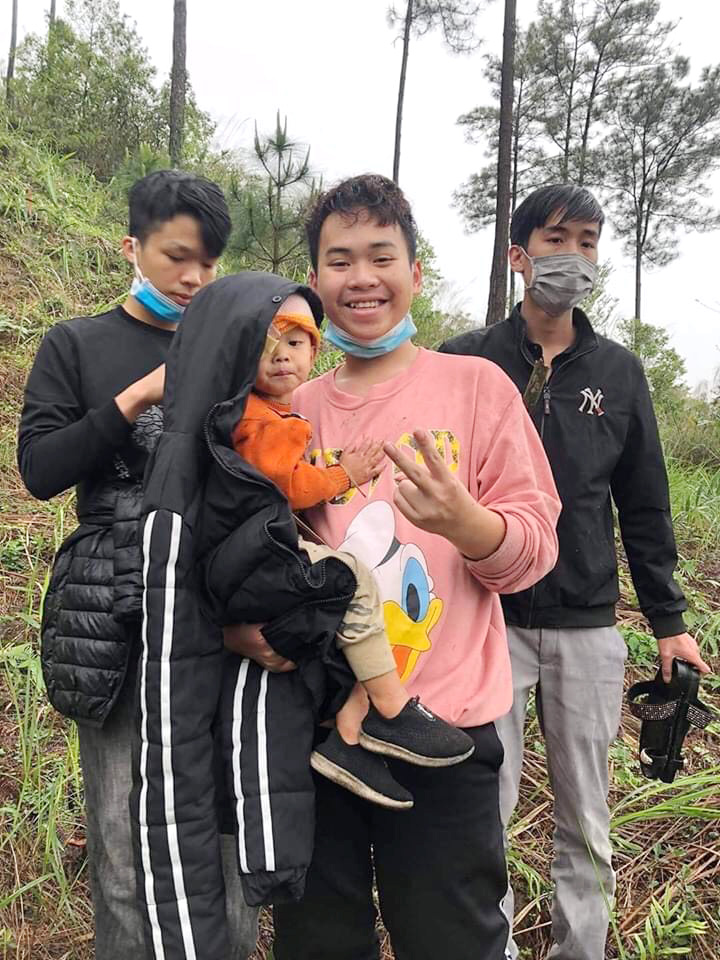Lực lượng dân quân, nhóm bạn trẻ phối hợp công tác tìm kiếm đã tìm thấy cháu bé bị lạc. Ảnh: uongbi.gov.vn