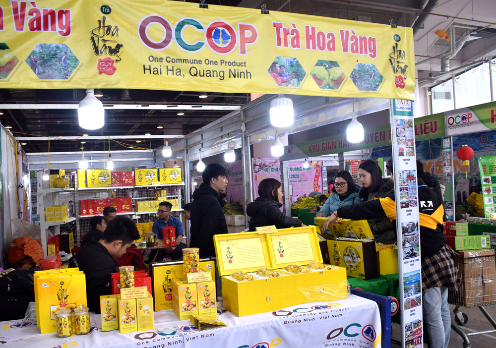 Sản phẩm trà hoa vàng Hải Hà thu hút khách hàng tại Hội chợ OCOP Xuân Quảng Ninh 2020