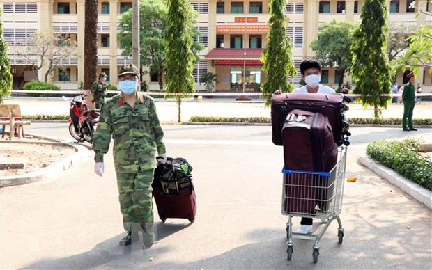 Các chiến sỹ trường Quân sự Quân khu 7 hỗ trợ vận chuyển đồ cho công dân đã hoàn thành xong thời gian cách ly y tế. (Ảnh: Xuân Khu/TTXVN)