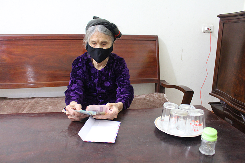 Cụ Trần Thị Huân (90 tuổi) khu Chùa Bằng, phường Quảng Yên (TX Quảng Yên) mang 1 triệu đồng tiền tiết kiệm của mình để ủng hộ phòng, chống dịch Covid 19.