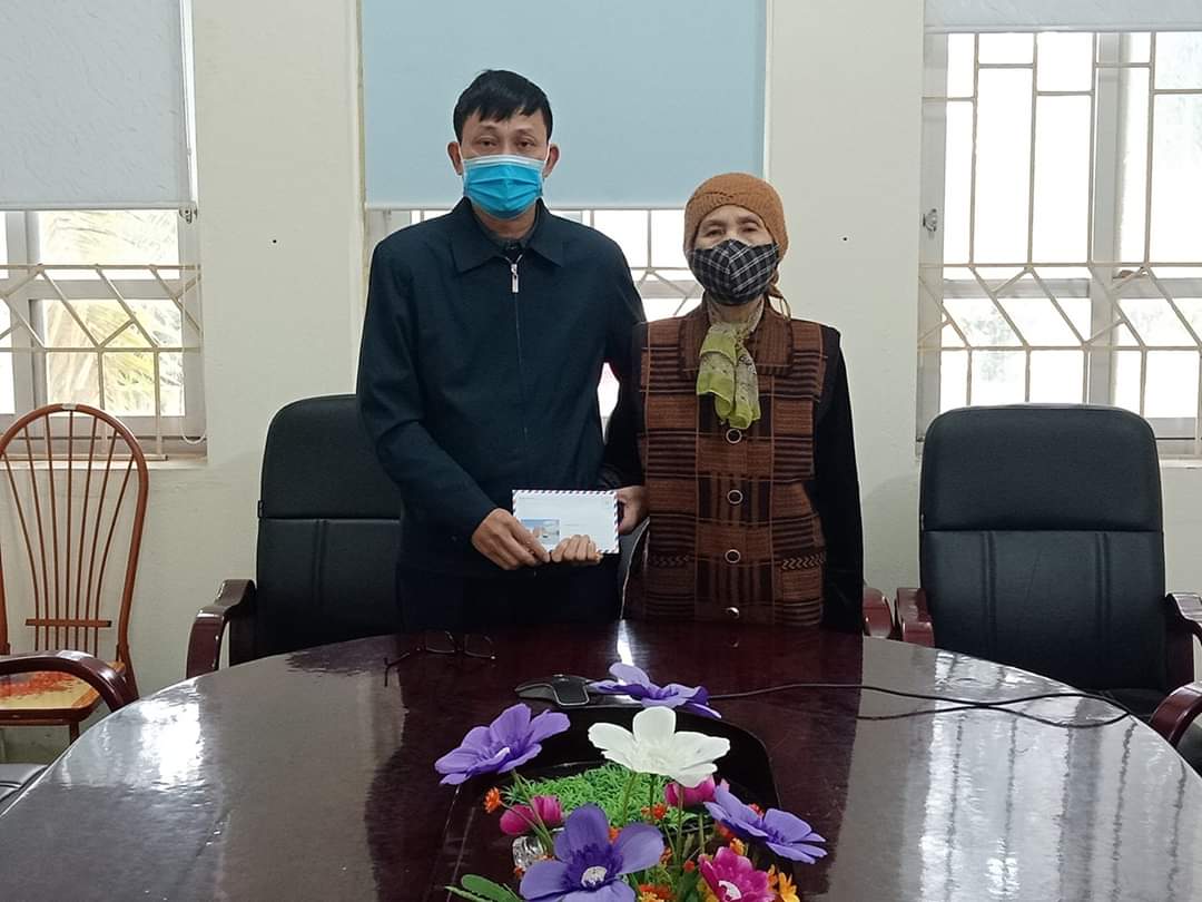 Bà Đinh Thị An (70 tuổi), khu Khe Nước, phường Cộng Hòa (TX Quảng Yên) ủng hộ 10 triệu đồng cho công tác phòng, chống dịch Covid 19.
