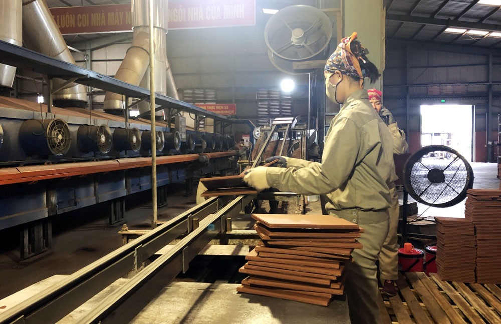Tại những vị trí làm việc trong nhà máy Công ty CP Gốm Đất Việt đều trang bị quạt thông gió đảm bảo điều kiện làm việc cho công nhân.