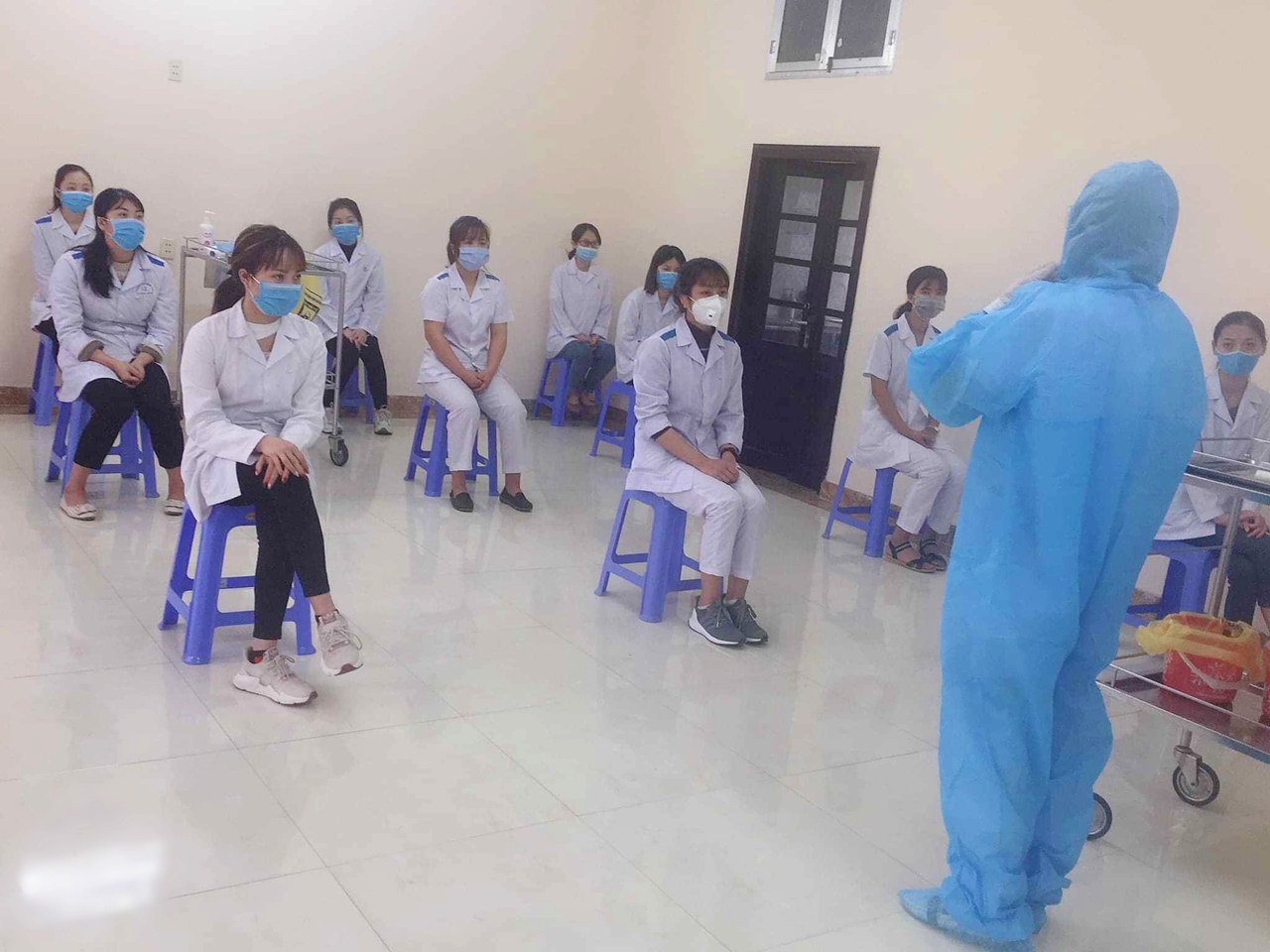 Tập huấn phòng chống dịch cho sinh viên Trường Cao đẳng y tế Quảng Ninh.