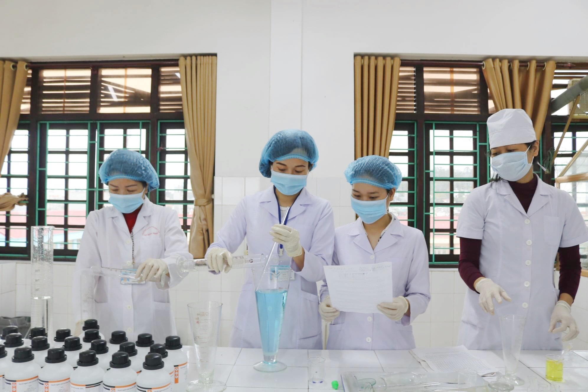 Giảng viên Trường Cao đẳng Y tế Quảng Ninh điều chế dung dịch nước sát khuẩn tay nhanh.