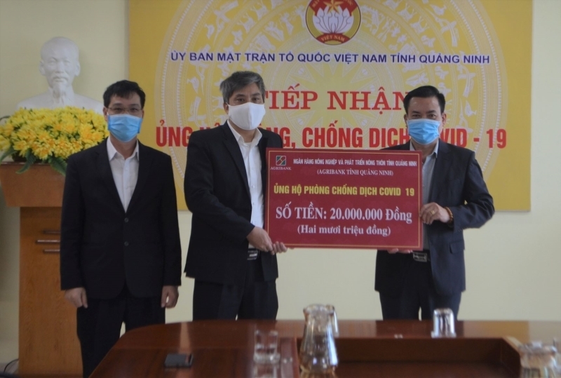 Ông Nguyễn Quý Đức, Phó Giám đốc, Chủ tịch Công đoàn Agribank Quảng Ninh trao kinh phí ủng hộ.