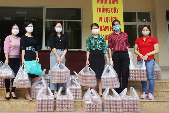 Cán bộ, giảng viên nhà trường mua trứng gà để ủng hộ người nông dân Tân An, TX Quảng Yên gặp khó khăn do dịch bệnh Covid-19.