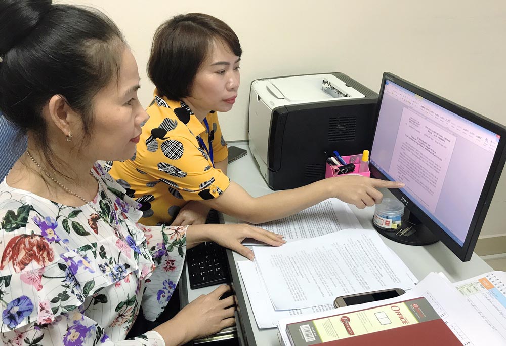 Bà Phạm Thị Thủy, Trưởng Phòng Dân số, Trung tâm Y tế TX Quảng Yên hướng dẫn cán bộ phòng xây dựng kế hoạch triển khai các mô hình nâng cao chất lượng dân số trên địa bàn thị xã.
