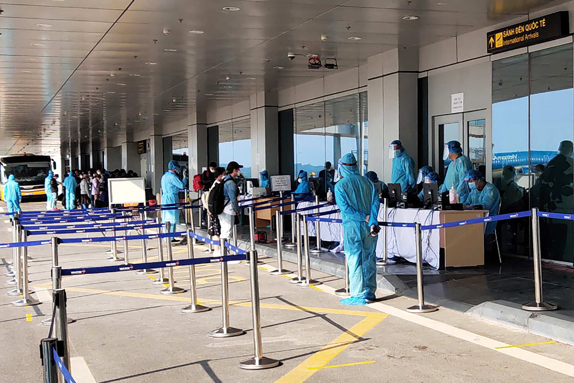 Hành khách trên chuyến bay mang số hiệu VN417 trở về từ Hàn Quốc làm thủ tục kiểm tra tại Cảng hàng không quốc tế Vân Đồn.