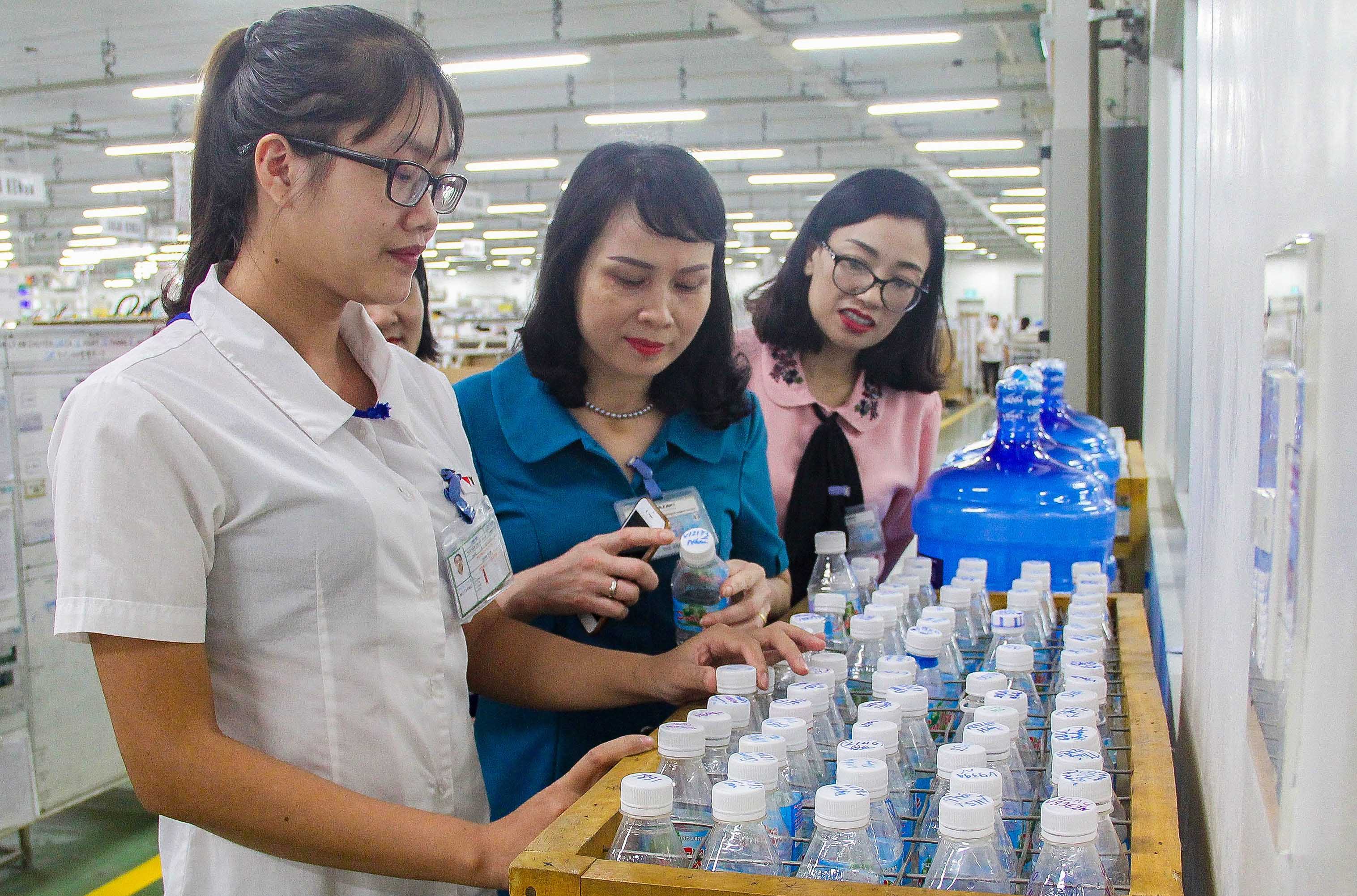 Chủ tịch Hội LHPN tỉnh Nguyễn Thị Vinh giám sát việc đảm bảo điều kiện lao động đối với công nhân nữ tại công ty Yazaki Hải Phòng.
